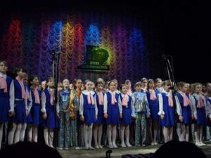 Хор младших классов (рук. И.К.Хрисаниди) на юбилейном концерте ДМШ №1 в театре "Свободное пространство". 2007г.