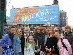 И.К.Хрисаниди со своими воспитанниками в Москве на фестивале "Песенка года". 2010г.